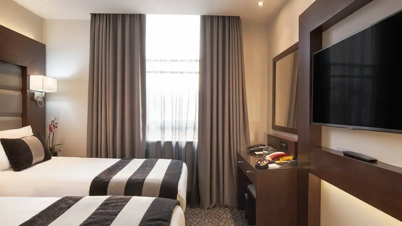 Park Grand Paddington court